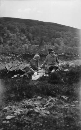 [David and Margaret Lloyd George enjoying a roadside picnic]