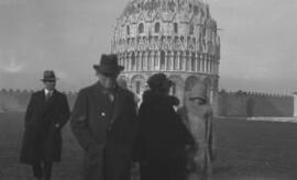[Lloyd George entourage at the Baptistry, Piazza dei Miracoli, Pisa]