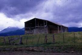 [Dilapidated barn, Trevelin]